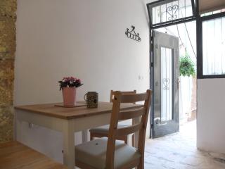 Central old stone Jerusalem apartment - 6