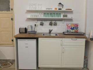 Central old stone Jerusalem apartment - 9