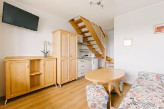 Alex - Pokoje i Apartamenty Blisko Plaży z Ogrodem i Placem Zabaw - Ostrowo - 9