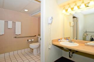 Howard Johnson by Wyndham Saint Joseph Benton Harbor - 6