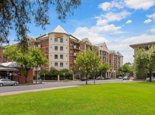 Spacious 4 BR and 2 Bathrooms City Apartment - Adelaide - 0