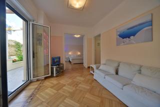 Oasis veranda under columns.Kolonaki embassy area. - Atene - 8