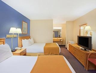 Days Inn by Wyndham Mackinaw City - Bridgeview Area - 1