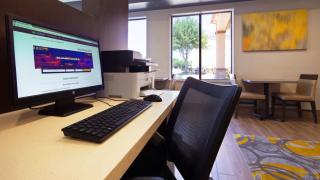 Best Western Plus North Houston Inn & Suites - Houston - 4