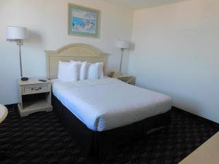 Ramada by Wyndham North Bergen - 3