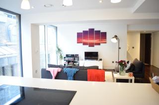 Beautiful Newly Renovated 2 Bed Apartment in Bank - 2