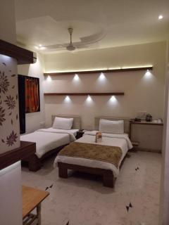 Prithvi Hotels - Ahmedabad - 1