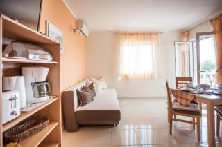 Apartments by the sea Necujam, Solta - 13726 - 5