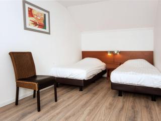 Stylish Villa by the Lake - 4