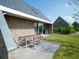 Tail-Wagging Lake Escape - 7