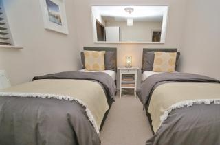 FREE Parking, Stylish and Spacious Bungalow - Bath - 1