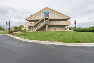 Motel 6-Overland Park, KS - 9