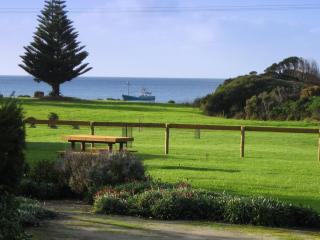 King Island Accommodation Cottages - Naracoopa - 7