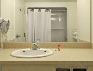 Super 8 by Wyndham Mississauga - 3