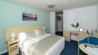 Sandown Park Lodge - Esher - 3