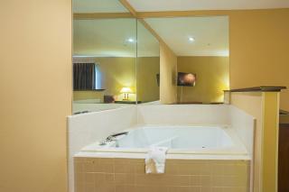 Econo Lodge Inn & Suites - 2