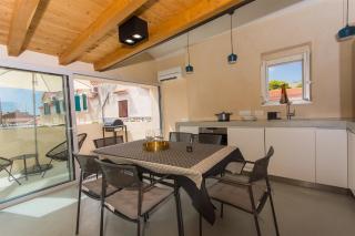 Stonehouse Sepia - 6 ppl, Trogir centre, near Split airport - Trogir - 8