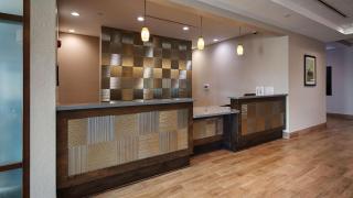Best Western Plus College Station Inn & Suites - College Station - 2