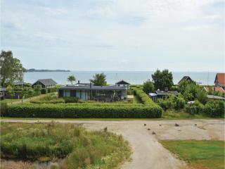 Three-Bedroom Holiday Home In Sjolund - 2