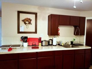 Charming Downstairs Unit - Oakhurst - 2