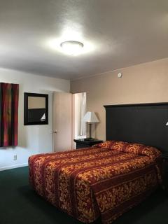 Townhouse Motel - Weed - 6