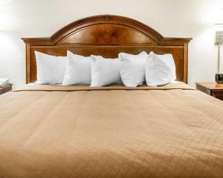 Quality Inn & Suites Mackinaw City Beachfront - Mackinaw City - 2