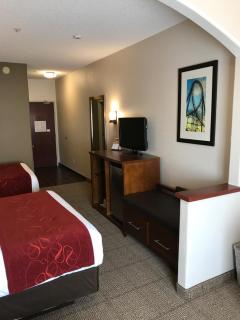 Comfort Suites Near Six Flags Magic Mountain - 6