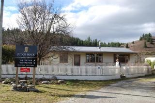 Judge Rock Exclusive Vineyard Cottage Accommodation - Alexandra - 0