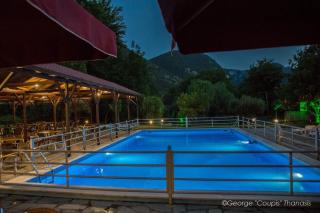 Dipla Sto Potami (Next To The River) - 4