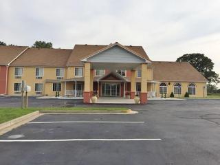 Super 8 by Wyndham Lake of the Ozarks - Eldon - 1