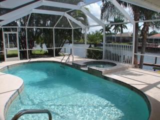 Tropical Palms SW Cape - waterfront private home, locally owned & managed, fair & honest pricing - Cape Coral - 6