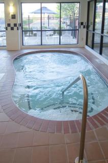 Best Western Plus Castlerock Inn & Suites - Bentonville - 9