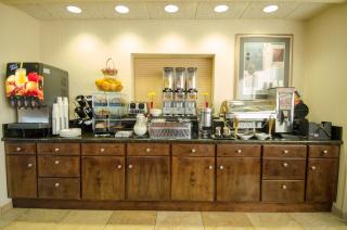 Best Western Plus Castlerock Inn & Suites - Bentonville - 8