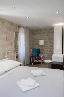 Elegant Residence Rooms & Apartments - 8