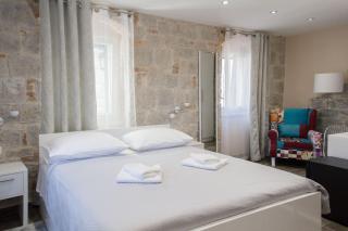 Elegant Residence Rooms & Apartments - 0