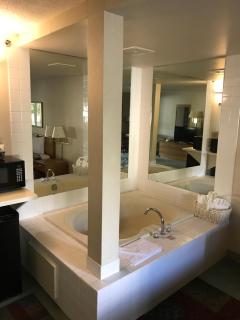 Econo Lodge Inn & Suites - Oconto - 5