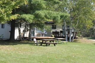 Colonial Bay Motel and Cottages - 9