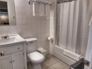 Cozy Studio #15 by Amazing Property Rentals - 1