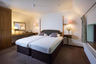 Golden Lion Hotel - 3