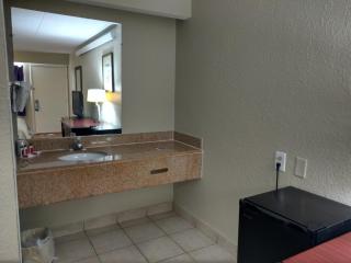 Travelodge by Wyndham South Holland - 4