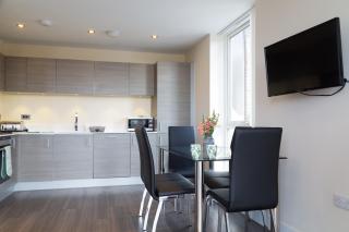 Contemporary & Homely Penthouse, 2 mins walk from Cambridge Station, lift access, secured gated on-site parking, self check-in, SUPER Fast WIFI, Terrace & Sleeps 6 - Cambridge - 3