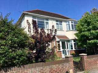 4 Bedroom House By Your Stay Solutions Short Lets & Serviced Accommodation Southampton With Terrace & Garden - 9