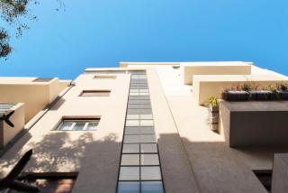Bright 1BR Apartment w Balcony & Mamad 10 min Walk from Beach by Sea N' Rent - Tel Aviv - 2