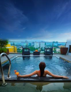 Castle Peak Hotel - 9