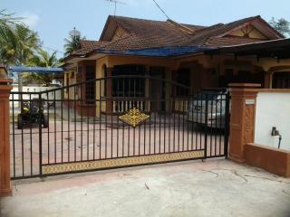 Beachland Guesthouse - 0