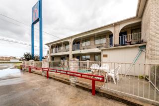 Motel 6 San Antonio, TX - Frost Bank Center - 9