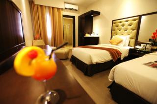 Castle Peak Hotel - 9