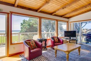 Shoreline Cottage Oceanfront Vacation Rental - Cape Meares - 7