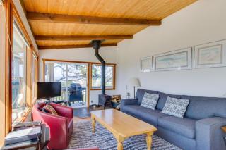 Shoreline Cottage Oceanfront Vacation Rental - 4
