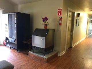 Outpost Motel - Dripping Springs - 8